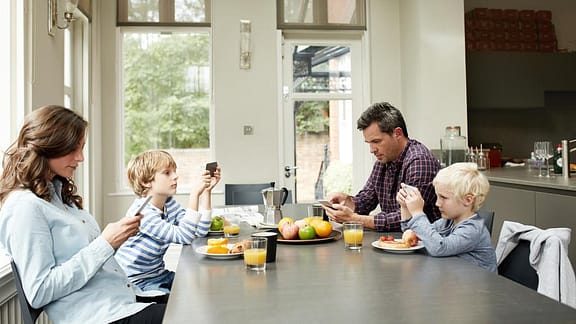 Télé à table avec des jeunes enfants ? Une pratique à cesser de toute urgence !